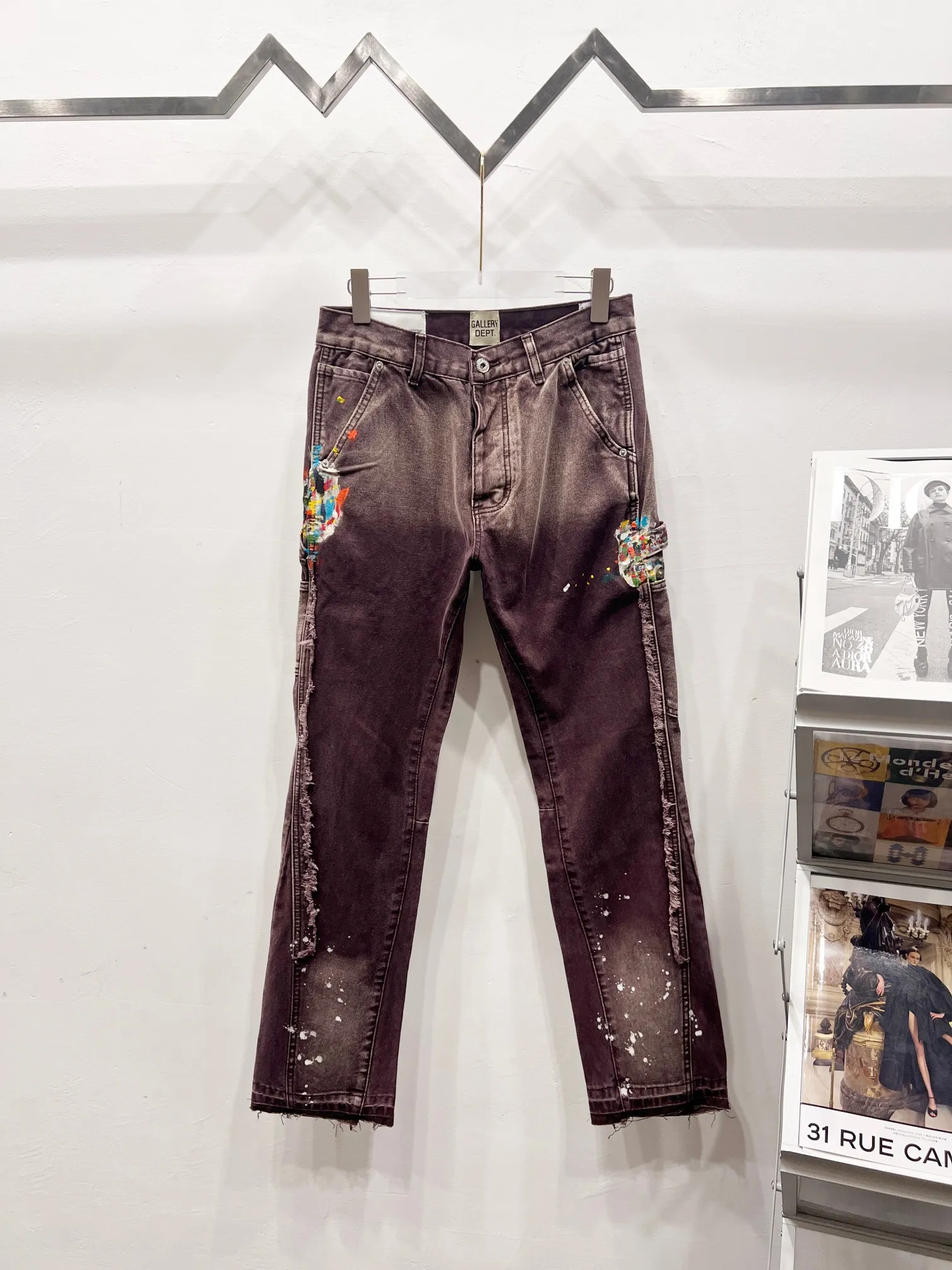 P250 Style number: (c079) Gallery Dept #LA FLARE CARPENTER PANTS Roddy Ricch's same style ink wash flared overalls brown. Styles with different wash textures are very friendly to people with thin legs and thick legs. The straight version is very flattering to the leg shape. The moderate length is timeless and easy to match. It is the basis of various styles and a must-have in the wardrobe! The fabric is stiff but also makes the upper body soft without losing texture. The washing process is even more perfect. It is a must-have item for everyone! ! ! Washed wheat, hang tag, pants label, three labels complete Size: 28-30-32-34-36 Color: Brown